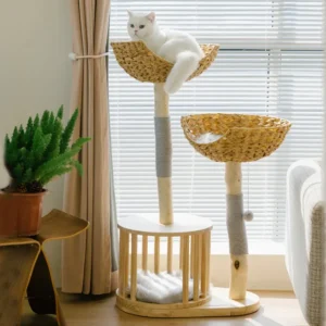 Un chat blanc sur un arbre à chat en bois naturel minimaliste avec deux niches