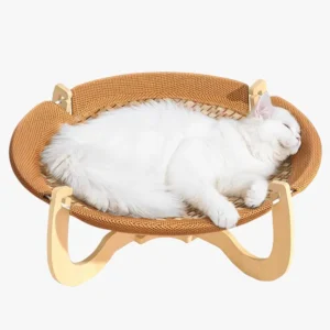 Un chat blanc dort confortablement dans le panier en rotin.