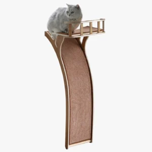 Un chat blanc joue sur un arbre à chat en forme d’escalier