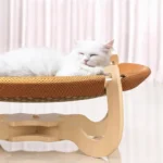 Un chat très à l’aise dans le panier hamac en rotin.