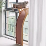 Un chat se repose sur un arbre à chat confortable