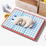 Chien mignon dormant sur un tapis imperméable rouge et bleu