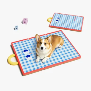 Un corgi allongé sur un tapis imperméable haut de gamme