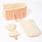 Nœud décoratif et coussin épais dans le panier pour voiture.