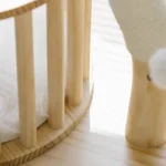 Détails de l’arbre à chat en bois massif