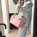 Une femme avec un sac pour animal en caoutchouc écologique rose