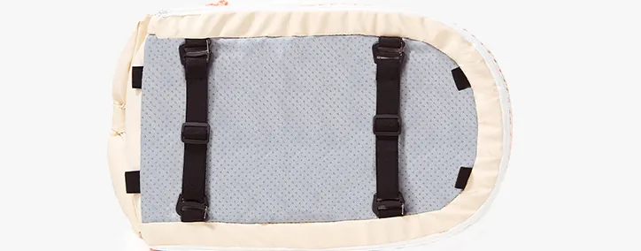 Panier pour animal fixé à l'accoudoir de voiture avec des sangles.