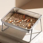 Gamelle en inox remplie de croquettes pour chien.