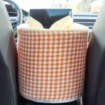 Vue intérieure de voiture avec panier pour animal sur accoudoir.