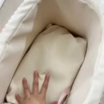 Nœud décoratif et coussin épais dans le panier pour voiture.
