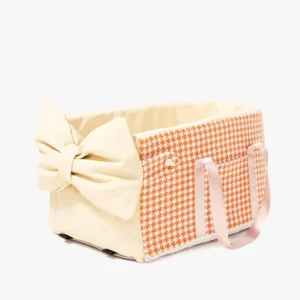 Panier pour animal motif oiseaux orange sur accoudoir de voiture.