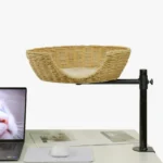 Le panier suspendu empêche le chat d’occuper le bureau
