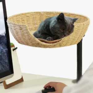 Un panier suspendu permet au chat d’accompagner son maître pendant le travail
