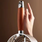 Pelle à litière en inox avec poignée en bois.