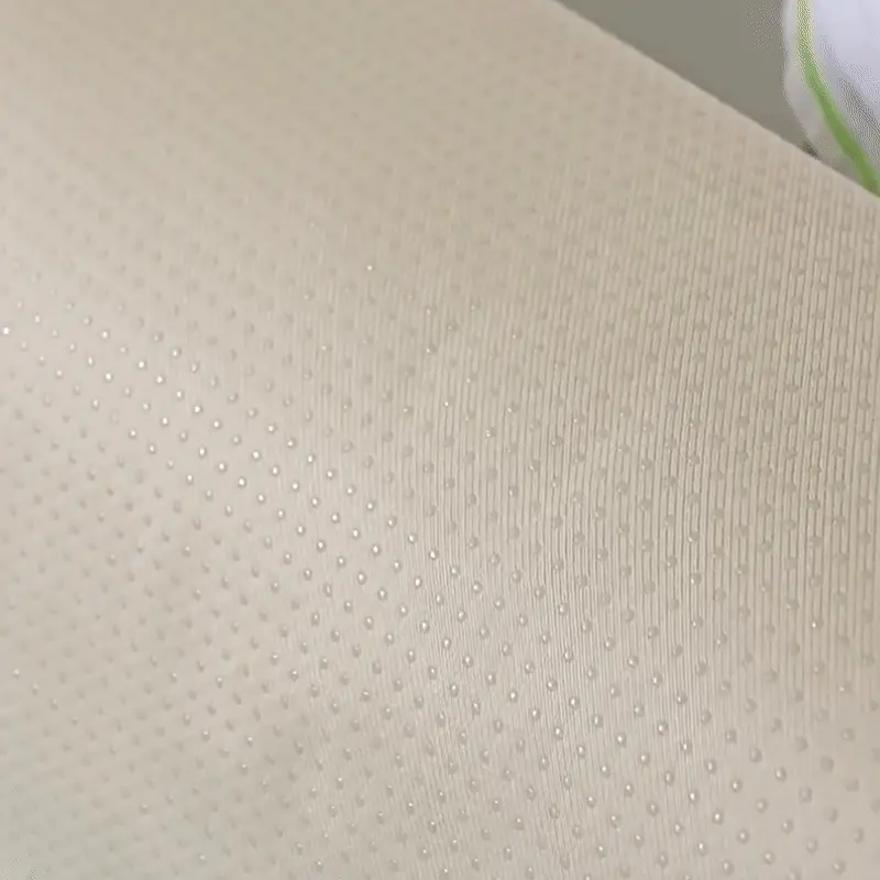 <p style="font-weight: 400;">Ce protège canapé pour chat fait une couverture idéale pour partager en toute sérénité vote coin cosy avec votre miaou. Son tissu épais en haute technologie, composé de cinq couches complètes, assure une imperméabilité aussi efficace d’une couche-culotte de bébé, tout en restant confortable et moelleuse. Sa résistance costaud apporte un vrai bonheur dans la vie d’accompagnement avec votre miaou grâce à sa fonction anti-griffes.</p> <p style="font-weight: 400;"><span style="font-weight: 400;">Avec ce protège canapé chat, vous n’aurez plus à vous inquiéter des petits accidents félins, que ce soit les mauvaises surprises d’urine ou les griffures, surtout plus fortes lors des journées de travail quand vous êtes absent(e). Sa possibilité de lavage en machine garantit un entretien tout simple. Ce sont ces petites pièces qui peuvent vraiment vous aider à rester loin des anxiétés, tout en ajoutant de belles touches colorées à votre déco. </span></p> <p style="font-weight: 400;">Avantage:</p> <ul style="font-weight: 400;"> <li>Ces protèges canapés pour chat sont pensés pour les moments câlins sans les dégâts, offrant à votre miaou (ou à votre toutou) un coin douillet sans stress ni compromis.</li> <li>Disponibles en plusieurs tailles, ils s’adaptent à tous les formats : fauteuils, des canapés droits, d’angle ou modulables, en couvrant assise, dossier et accoudoirs selon vos besoins.</li> <li>Leur tissu technique multicouche associe une surface imperméable, une barrière anti-humidité, une mousse fine mais respirant, et un dessous en silicone pour une tenue stable et un confort moelleux.</li> <li>Leur structure étanche bloque efficacement les liquides accidentels comme l’urine ou les boissons, même après plusieurs lavages en machine.</li> <li>Leur résistance aux griffures en fait une solution idéale pour les foyers avec plusieurs chats ou chiens, assurant une protection durable.</li> <li>Leur palette de couleurs stable garde son éclat dans le temps et s’accorde facilement à tous les styles d’intérieur, tout en offrant la possibilité de changer d’ambiance selon vos envies.</li> <li>Sans formaldéhyde ni substances nocives, ces protèges assurent un environnement sain pour toute la famille, y compris les enfants et vos petits compagnons à poils.</li> </ul> <p style="font-weight: 400;">[custom_combined_shortcode title=" Matériau" id="64310"][custom_combined_shortcode title=" Guide de tailles" id="64311"] [cg_accordion title="Livraison"] La livraison s’effectuera dans un délai de 7 à 28 jours ouvrables dès la validation de votre commande. <span lang="FR"> </span>[/cg_accordion][cg_accordion title="Retour"] Si, pour quelque raison que ce soit, vous n'êtes pas pleinement satisfait, une demande de retour serait possible dans les 14 jours suivant la réception. [/cg_accordion]</p>