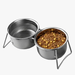Bol en inox contenant de l’eau et de la nourriture pour animaux.