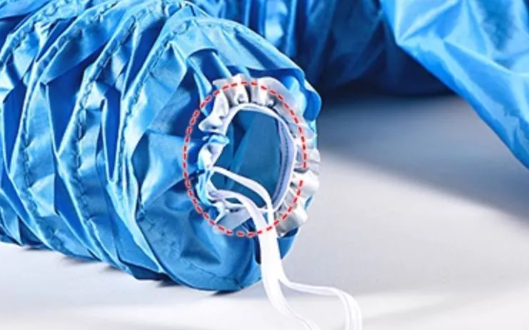 <p style="font-weight: 400;">Ce sac pour sèche cheveux chien offre à votre toutou un séchage rapide et complet après son bain. Pas besoin de séchoir spécifique : il transforme votre propre appareil en une pièce de toilettage quotidienne, sans projection d’eau ni envolée de poils.</p> <p style="font-weight: 400;"><span style="font-weight: 400;">Son tissu oxford renforcé, doublé d’un film thermique, garde votre compagnon, qu’il soit canin ou félin, bien au chaud en hiver et aide à sécher vite en été sans former de nœuds. Sa facilité d’utilisation avec un tuyau prolongé permet simplement d’insérer votre séchoir tout en éloignant les bruits gênants. C’est une belle astuce pour réduire les allers-retours chez le toiletteur tout en allégeant vos dépenses. </span></p> <p style="font-weight: 400;">Avantage:</p> <ul style="font-weight: 400;"> <li>Ce sac de séchoir pour chien assure une excellente résistance, une bonne isolation ainsi qu’une diffusion rapide de la chaleur grâce à son tissu oxford haute densité avec une couche intérieure thermique argentée.</li> <li>Il protège aussi bien vos toutous que vos miaous après le bain : les garde bien au chaud en hiver pour éviter les coups de froid, et favorise un séchage rapide en été tout en prévenant les nœuds et l’humidité dans le pelage.</li> <li>Son design pratique permet de seulement raccorder votre sèche-cheveux standard à son tuyau flexible, simplifiant ainsi la procédure de séchage traditionnelle sur chaque zone du corps.</li> <li>Son enveloppe avec fermeture auto-agrippante évite les projections de poils et les éclaboussures, tout en facilitant l’enfilage et l’ajustement sans prise de tête.</li> <li>Plus besoin d’invertir dans un séchoir spécialisé ni de payer chaque séance de toilettage, c’est un bon coup de pouce pour gagner du temps et alléger les budgets.</li> <li>Le long tuyau permet d’éloigner la source de bruit, réduisant le stress chez les animaux sensibles ou un peu peureux pendant le séchage.</li> </ul> <p style="font-weight: 400;">[custom_combined_shortcode title=" Matériau" id="64465"][custom_combined_shortcode title=" Guide de tailles" id="64464"] [cg_accordion title="Livraison"] La livraison de ce sac sèche cheveux chien s’effectuera dans un délai de 7 à 28 jours ouvrables dès la validation de votre commande. <span lang="FR"> </span>[/cg_accordion][cg_accordion title="Retour"] Si, pour quelque raison que ce soit, vous n'êtes pas pleinement satisfait, une demande de retour serait possible dans les 14 jours suivant la réception. [/cg_accordion]</p>