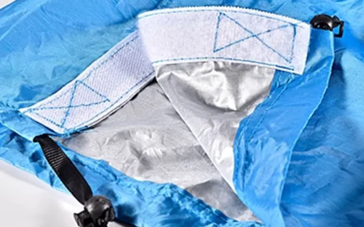 <p style="font-weight: 400;">Ce sac pour sèche cheveux chien offre à votre toutou un séchage rapide et complet après son bain. Pas besoin de séchoir spécifique : il transforme votre propre appareil en une pièce de toilettage quotidienne, sans projection d’eau ni envolée de poils.</p> <p style="font-weight: 400;"><span style="font-weight: 400;">Son tissu oxford renforcé, doublé d’un film thermique, garde votre compagnon, qu’il soit canin ou félin, bien au chaud en hiver et aide à sécher vite en été sans former de nœuds. Sa facilité d’utilisation avec un tuyau prolongé permet simplement d’insérer votre séchoir tout en éloignant les bruits gênants. C’est une belle astuce pour réduire les allers-retours chez le toiletteur tout en allégeant vos dépenses. </span></p> <p style="font-weight: 400;">Avantage:</p> <ul style="font-weight: 400;"> <li>Ce sac de séchoir pour chien assure une excellente résistance, une bonne isolation ainsi qu’une diffusion rapide de la chaleur grâce à son tissu oxford haute densité avec une couche intérieure thermique argentée.</li> <li>Il protège aussi bien vos toutous que vos miaous après le bain : les garde bien au chaud en hiver pour éviter les coups de froid, et favorise un séchage rapide en été tout en prévenant les nœuds et l’humidité dans le pelage.</li> <li>Son design pratique permet de seulement raccorder votre sèche-cheveux standard à son tuyau flexible, simplifiant ainsi la procédure de séchage traditionnelle sur chaque zone du corps.</li> <li>Son enveloppe avec fermeture auto-agrippante évite les projections de poils et les éclaboussures, tout en facilitant l’enfilage et l’ajustement sans prise de tête.</li> <li>Plus besoin d’invertir dans un séchoir spécialisé ni de payer chaque séance de toilettage, c’est un bon coup de pouce pour gagner du temps et alléger les budgets.</li> <li>Le long tuyau permet d’éloigner la source de bruit, réduisant le stress chez les animaux sensibles ou un peu peureux pendant le séchage.</li> </ul> <p style="font-weight: 400;">[custom_combined_shortcode title=" Matériau" id="64465"][custom_combined_shortcode title=" Guide de tailles" id="64464"] [cg_accordion title="Livraison"] La livraison de ce sac sèche cheveux chien s’effectuera dans un délai de 7 à 28 jours ouvrables dès la validation de votre commande. <span lang="FR"> </span>[/cg_accordion][cg_accordion title="Retour"] Si, pour quelque raison que ce soit, vous n'êtes pas pleinement satisfait, une demande de retour serait possible dans les 14 jours suivant la réception. [/cg_accordion]</p>