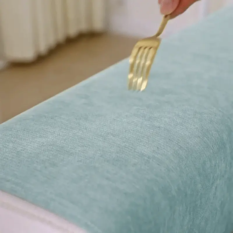 <p style="font-weight: 400;">Ce protège canapé pour chat fait une couverture idéale pour partager en toute sérénité vote coin cosy avec votre miaou. Son tissu épais en haute technologie, composé de cinq couches complètes, assure une imperméabilité aussi efficace d’une couche-culotte de bébé, tout en restant confortable et moelleuse. Sa résistance costaud apporte un vrai bonheur dans la vie d’accompagnement avec votre miaou grâce à sa fonction anti-griffes.</p> <p style="font-weight: 400;"><span style="font-weight: 400;">Avec ce protège canapé chat, vous n’aurez plus à vous inquiéter des petits accidents félins, que ce soit les mauvaises surprises d’urine ou les griffures, surtout plus fortes lors des journées de travail quand vous êtes absent(e). Sa possibilité de lavage en machine garantit un entretien tout simple. Ce sont ces petites pièces qui peuvent vraiment vous aider à rester loin des anxiétés, tout en ajoutant de belles touches colorées à votre déco. </span></p> <p style="font-weight: 400;">Avantage:</p> <ul style="font-weight: 400;"> <li>Ces protèges canapés pour chat sont pensés pour les moments câlins sans les dégâts, offrant à votre miaou (ou à votre toutou) un coin douillet sans stress ni compromis.</li> <li>Disponibles en plusieurs tailles, ils s’adaptent à tous les formats : fauteuils, des canapés droits, d’angle ou modulables, en couvrant assise, dossier et accoudoirs selon vos besoins.</li> <li>Leur tissu technique multicouche associe une surface imperméable, une barrière anti-humidité, une mousse fine mais respirant, et un dessous en silicone pour une tenue stable et un confort moelleux.</li> <li>Leur structure étanche bloque efficacement les liquides accidentels comme l’urine ou les boissons, même après plusieurs lavages en machine.</li> <li>Leur résistance aux griffures en fait une solution idéale pour les foyers avec plusieurs chats ou chiens, assurant une protection durable.</li> <li>Leur palette de couleurs stable garde son éclat dans le temps et s’accorde facilement à tous les styles d’intérieur, tout en offrant la possibilité de changer d’ambiance selon vos envies.</li> <li>Sans formaldéhyde ni substances nocives, ces protèges assurent un environnement sain pour toute la famille, y compris les enfants et vos petits compagnons à poils.</li> </ul> <p style="font-weight: 400;">[custom_combined_shortcode title=" Matériau" id="64310"][custom_combined_shortcode title=" Guide de tailles" id="64311"] [cg_accordion title="Livraison"] La livraison s’effectuera dans un délai de 7 à 28 jours ouvrables dès la validation de votre commande. <span lang="FR"> </span>[/cg_accordion][cg_accordion title="Retour"] Si, pour quelque raison que ce soit, vous n'êtes pas pleinement satisfait, une demande de retour serait possible dans les 14 jours suivant la réception. [/cg_accordion]</p>