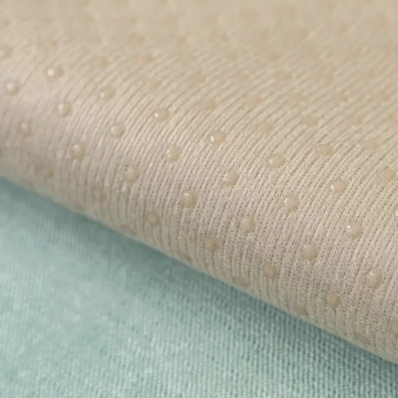 Tissu antidérapant au dos de la housse de canapé