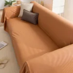 Gros plan sur housse de canapé orange deux places anti-griffure